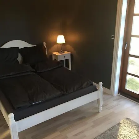 Modern 2 Bedroom Close To Airport And Town - Sleeps 8
