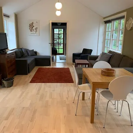 Semesterbostad Modern 2 Bedroom Close To Airport And Town - Sleeps 8 *