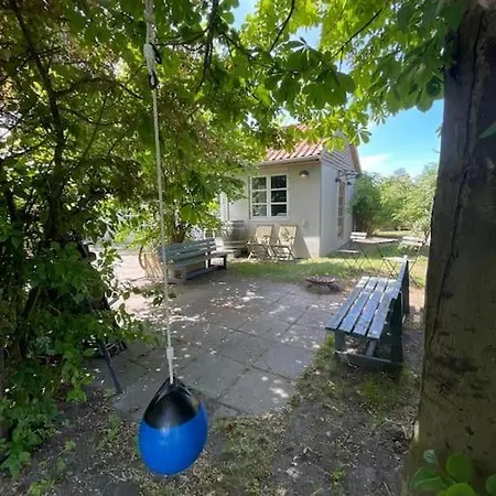 Modern 2 Bedroom Close To Airport And Town - Sleeps 8 Semesterbostad
