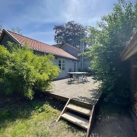 Modern 2 Bedroom Close To Airport And Town - Sleeps 8 Дом отдыха