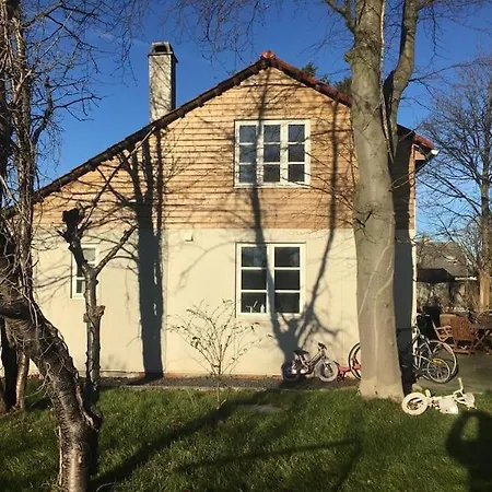 Semesterbostad Modern 2 Bedroom Close To Airport And Town - Sleeps 8