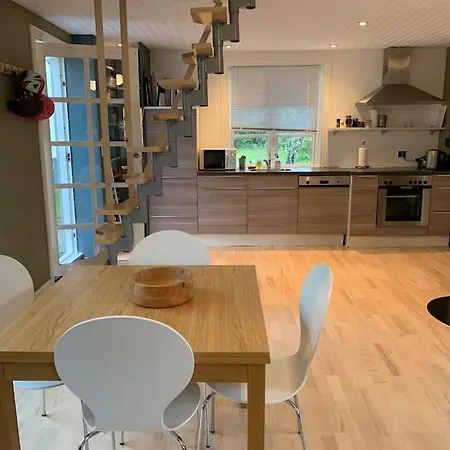 Modern 2 Bedroom Close To Airport And Town - Sleeps 8 Semesterbostad