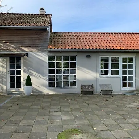 Semesterbostad Modern 2 Bedroom Close To Airport And Town - Sleeps 8 *