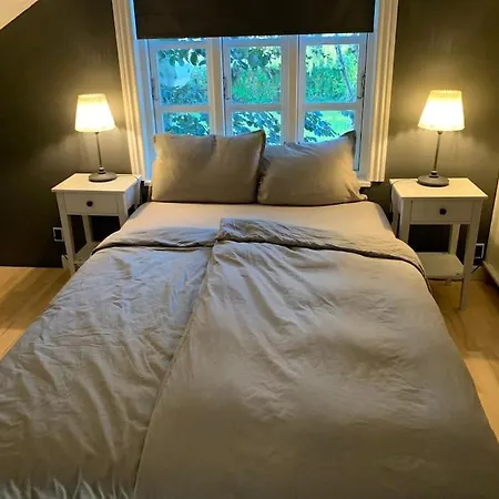 Nyaraló Modern 2 Bedroom Close To Airport And Town - Sleeps 8